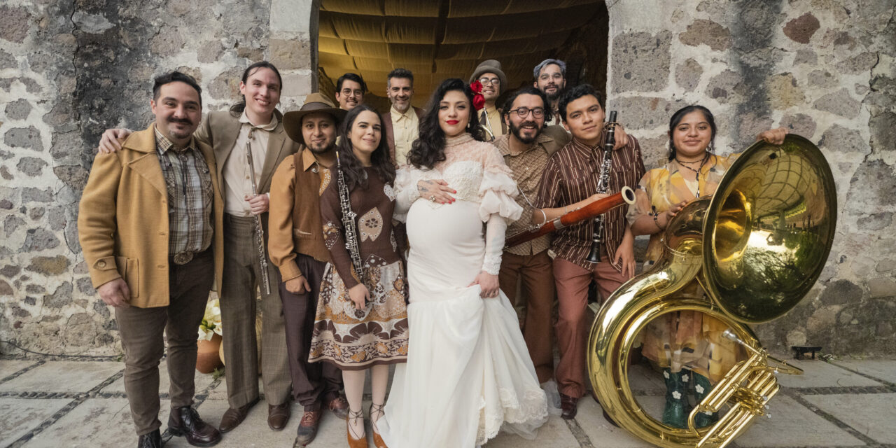 Mon Laferte comparte su ‘Tiny Desk (home) concert’ en NPR Music